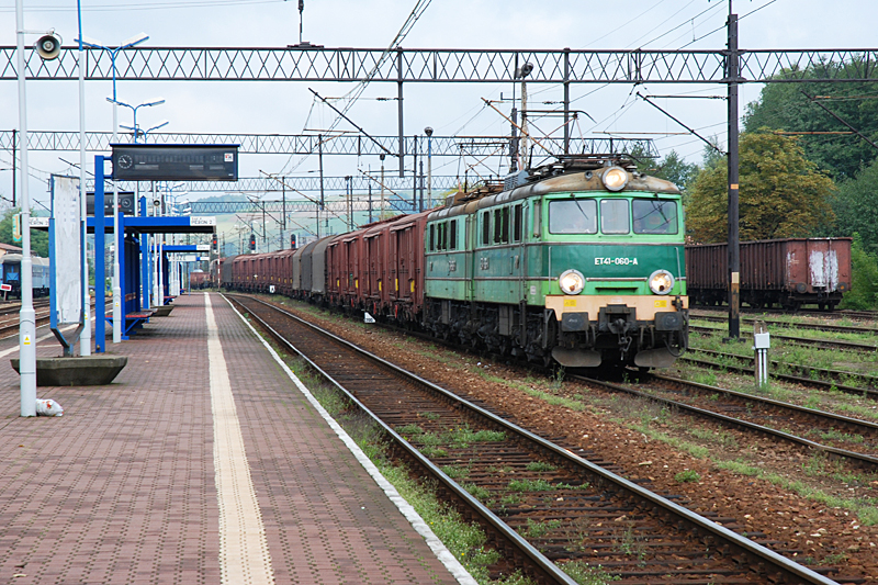 Pociąg towarowy - stacja kolejowa w Stróżach - zdjęcie